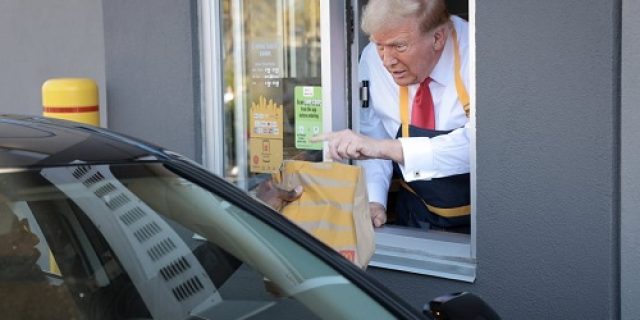 Mantan Presiden Trump Bekerja Di McDonald