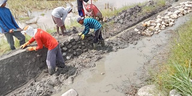 Tanpa plang proyek, pekerjaan bangunan tali air diduga dikerjakan asal jadi