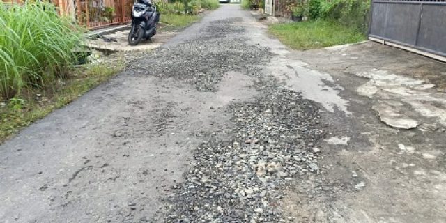 Diduga ketebalannya tidak sesuai, setahun diaspal jalan Gunung Martimbang sudah hancur