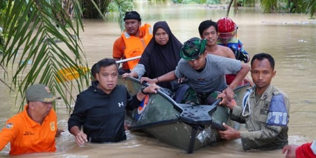 Banjir tak kunjung surut,  Pj. Walikota Tebing Tinggi ikut evakuasi ibu hamil yang terjebak banjir