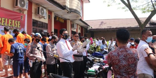 Dalam 2 minggu Polres Tebingtinggi ungkap 10 kasus curat dengan 5 tersangka, 1 ditembak Dalam 2 minggu Polres Tebingtinggi ungkap 10 kasus curat dengan 5 tersangka, 1 ditembak