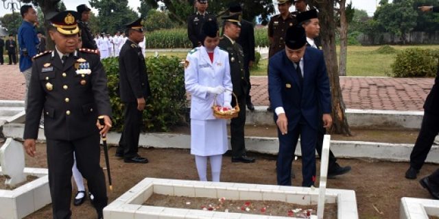Upacara peringati hari pahlawan Pemko Tebingtinggi di isi ziarah makam pahlawan
