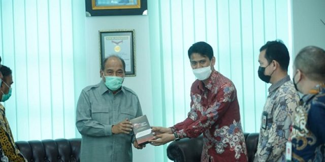 HUT ke -9 OJK bantu 30 unit HP kepada siswa Tebingtinggi, Walikota : Ini menjadi motivasi, terima kasih OJK