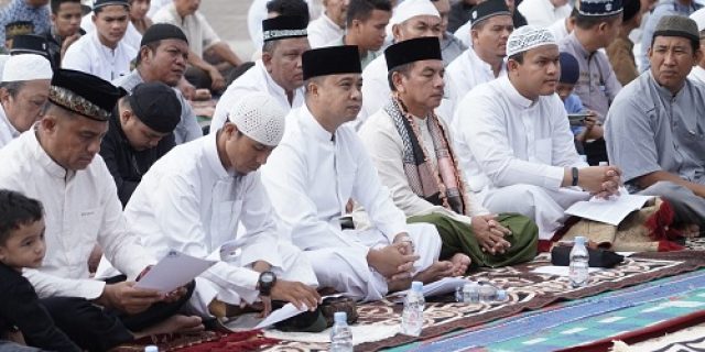 Pj Walikota dan Keluarga Laksanakan Shalat Idul Adha di Lapangan Merdeka Tebingtinggi