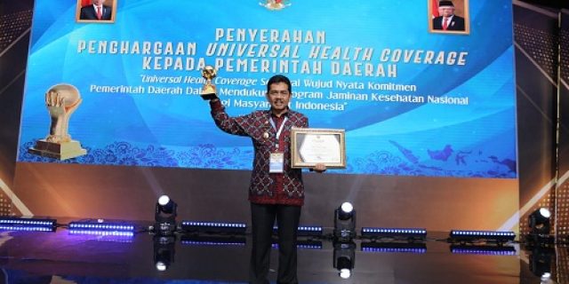 Sukses Dukung Program JKN, Walikota Tebingtinggi Terima Penghargaan UHC Award 2023