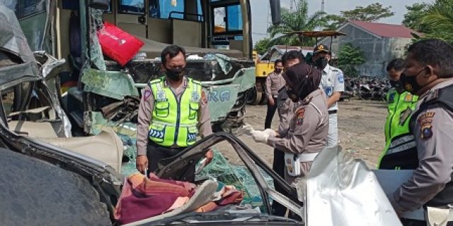 Tabrakan bus Intra vs Avanza di Tebingtinggi tewaskan 9 orang, Dirlantas Polda Sumut lakukan olah TKP