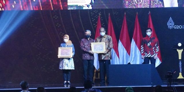 Walikota Tebingtinggi Terima Perhargaan Penggerak Program Inklusi Keuangan Nasional Dari OJK RI