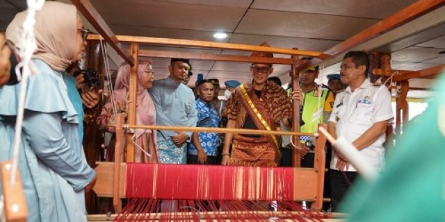 Menteri Pariwisata Dan ekonomi Kretatif Kunjungi Rumah Adat Di Kota Tebingtinggi Sumatera Utara