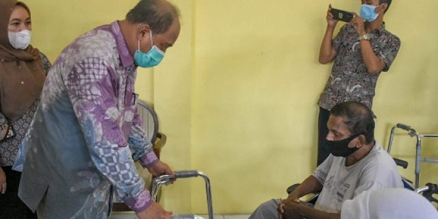 Pemko Tebingtinggi serahkan bantuan alat bantu dengar kepada penyandang disabilitas
