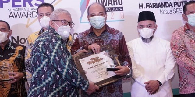 Walikota Tebingtinggi Terima Perhargaan Sahabat Pers Award Sumut 2020 Walikota Tebingtinggi Terima Perhargaan Sahabat Pers Award Sumut 2020