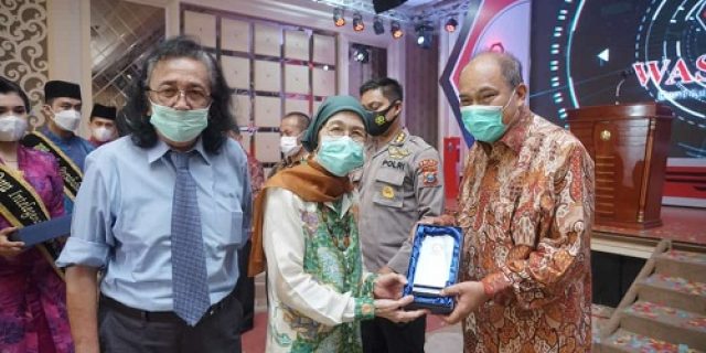 Walikota Tebingtinggi Terima Anugerah Tokok Waspada Peduli Indonesia Sehat 2021