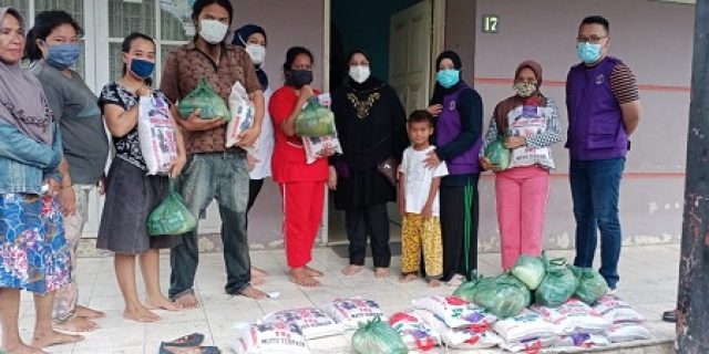 PDGI Berikan 100 Paket Sembako Untuk Warga Kota Tebigtinggi Korban Banjir