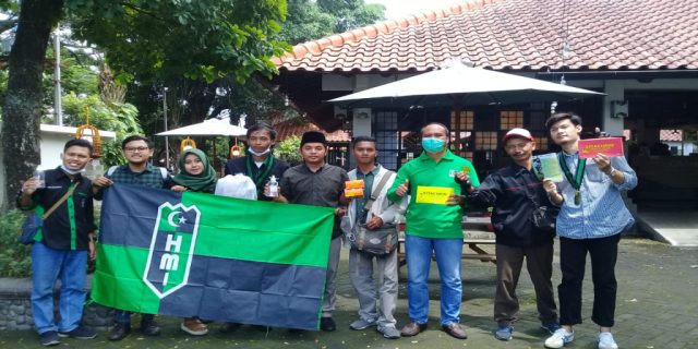 KAHMI dan HMI Universitas Brawijaya peduli Covid-19 : Bagi masker dan vitamin ke masyarakat