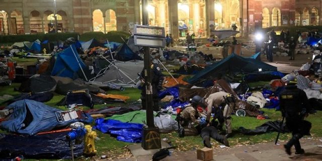 Kekacauan baru: Penangkapan mahasiswa pro-Palestina di kampus-kampus AS saat polisi meratakan kamp di UCLA Kekacauan baru: Penangkapan mahasiswa pro-Palestina di kampus-kampus AS saat polisi meratakan kamp di UCLA