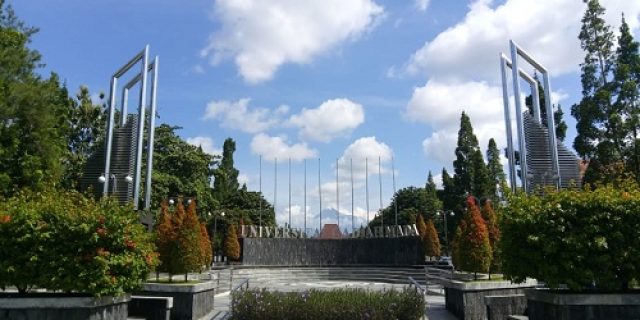 Cintaku di Kampus Biru, UGM-ku Mbok Ojo Tumindak Saru