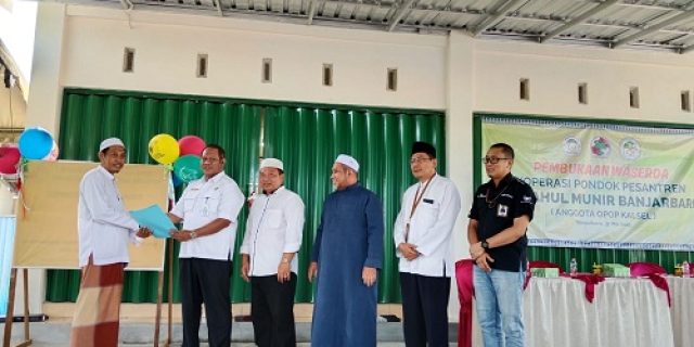 Kadiskop dan UKM Kalsel Buka Waserda Kopontren Misbahul Munir