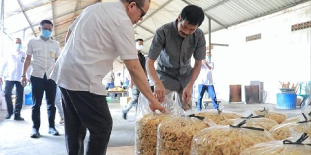 Bertahan Saat Pandemi, LaNyalla Apresiasi UMKM Kripik Singkong