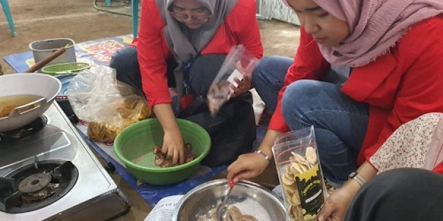 Beri Pendampingan UMKM Desa Kalikatir Dalam Pembuatan Desain Kemasan: Cara Mahasiswa KKN Untag Surabaya Kembangkan Ekonomi Kreatif