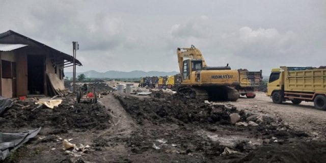 Diduga Kades Bekingi Pengurukan Ilegal Lahan Pabrik PT.SEDAM JAYA ABADI Diduga Kades Bekingi Pengurukan Ilegal Lahan Pabrik PT.SEDAM JAYA ABADI