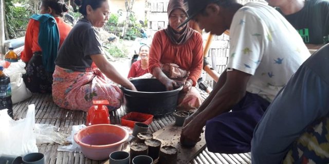 Kelompok KKN UNRAM Latih Masyarakat Buat Pakan Ternak Di Lombok Tengah