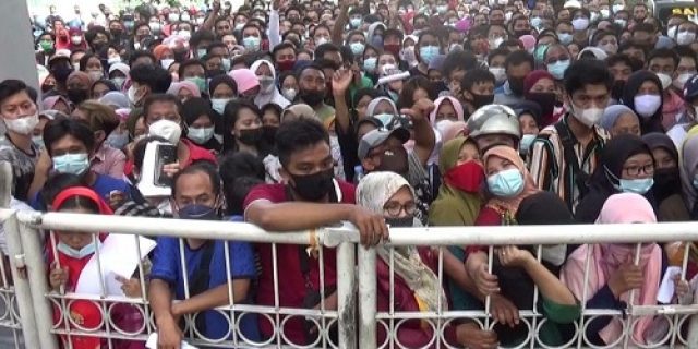 Berbahaya : Masyarakat panik, vaksinasi berdesakan abaikan protokol kesehatan