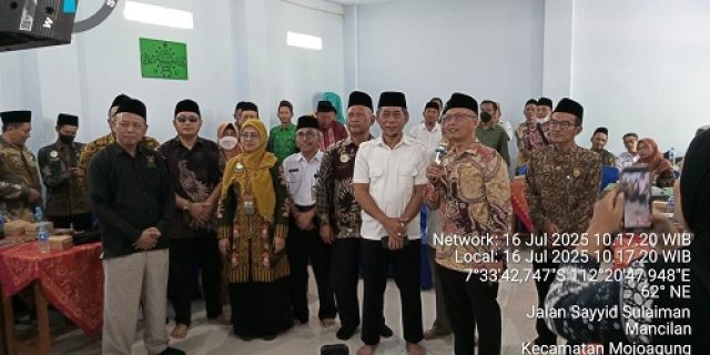 Kepala Departemen Agama dan Kepala BPN Jombang Menghadiri Program Sertifikasi Wakaf Masal di Aula SMK Unggulan NU di Mojoagung Kepala Departemen Agama dan Kepala BPN Jombang Menghadiri Program Sertifikasi Wakaf Masal di Aula SMK Unggulan NU di Mojoagung