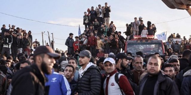 Warga Palestina ingin kembali ke Gaza utara: ‘Saya akan merangkak jika harus’ Warga Palestina ingin kembali ke Gaza utara: ‘Saya akan merangkak jika harus’