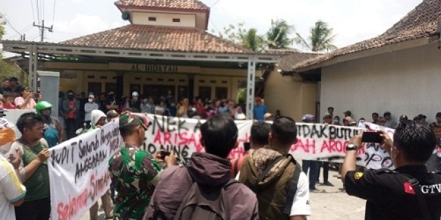 Diduga Salahgunakan Anggaran Desa dan Nepotisme, Lurah Natah Wahyudi Digeruduk Ratusan Warga