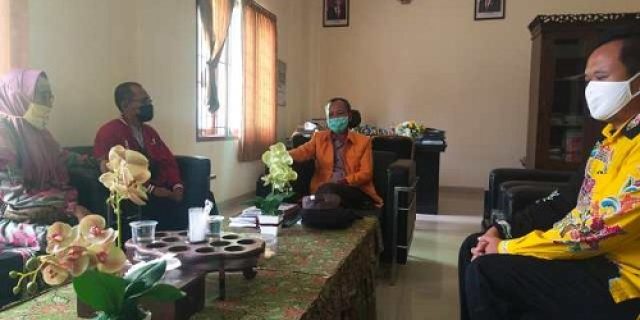 Temui Rektor IAIN Madura, Yongky : Orangtua tersangka minta maaf dan bersedia ganti kerusakan Temui Rektor IAIN Madura, Yongky : Orangtua tersangka minta maaf dan bersedia ganti kerusakan