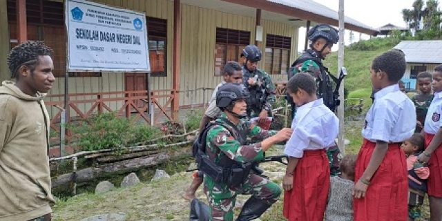 “Back To School”, Satgas Yonif PR 433/JS Ikut menjadi Tenaga Pengajar di Distrik Dal “Back To School”, Satgas Yonif PR 433/JS Ikut menjadi Tenaga Pengajar di Distrik Dal