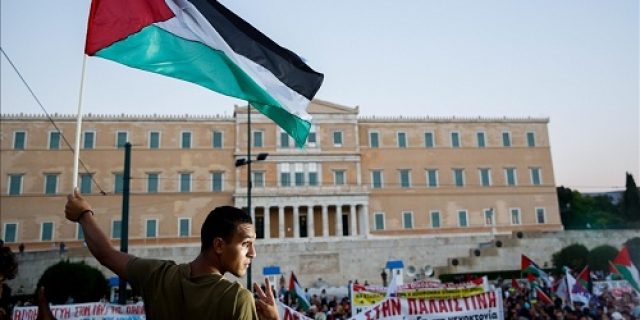 Kelompok pro-Palestina berunjuk rasa di luar hotel terkait Israel di Yunani