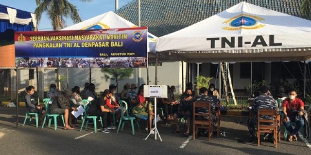 TNI AL Lalaksanakan Serbuan Vaksinasi Masyarakat Maritim di Pelabuhan