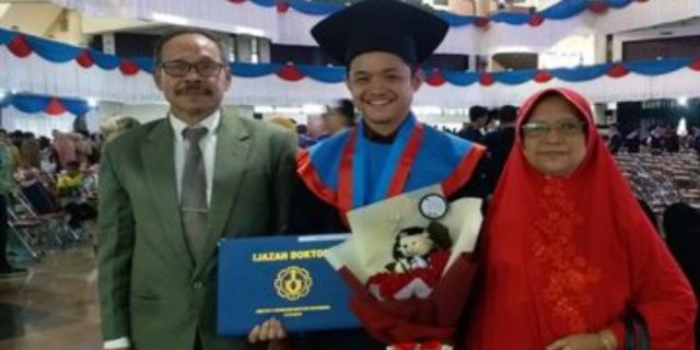 Rendra Pecahkan Rekor, Doktor Termuda ITS di Usia 24 Tahun