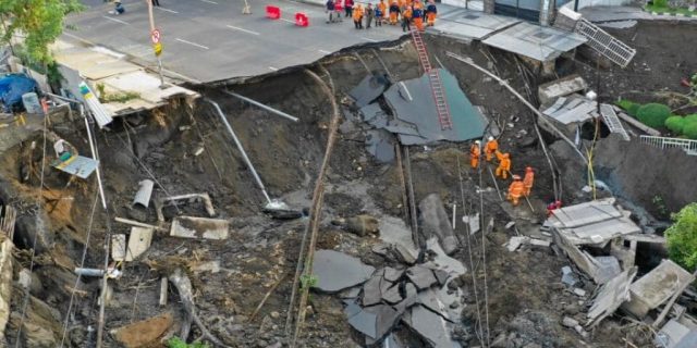 Pakar Galian ITS: Jalan Gubeng bisa ambles susulan. Saluran air di sekitar lokasi harus ditutup