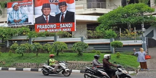Viral! Pasang Spanduk Prabowo Dirazia Satpol PP,  Ibu Ini Balas Pasang Baliho Besar Didepan Rumahnya