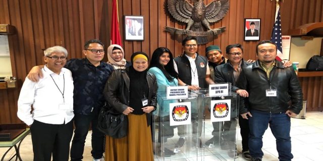 Di TPS Luar Negeri Kotak Suara Karton Banyak Yang Diganti Bahan Kaca (acrylic)