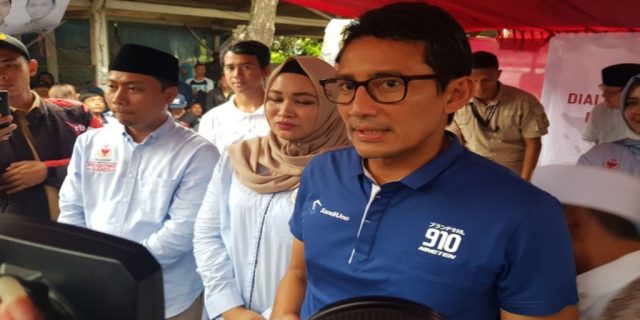 Di Warung Angkringan Wonogiri Sandiaga Makan “Nasi Kucing”