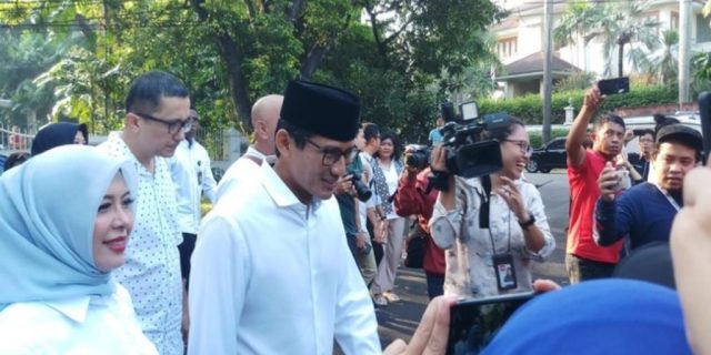 Bareng Keluarga, Sandiaga Tiba di TPS untuk Memilih