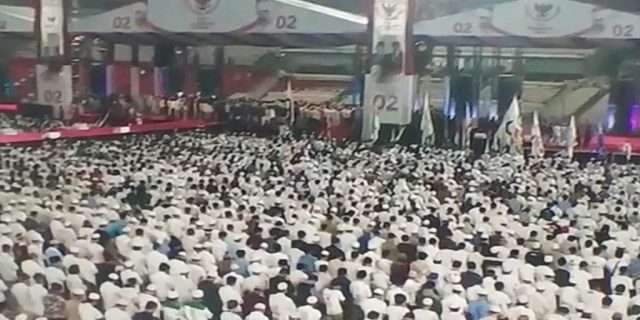Sejak Dibuka Pukul 00, Massa Terus Mengalir ke GBK