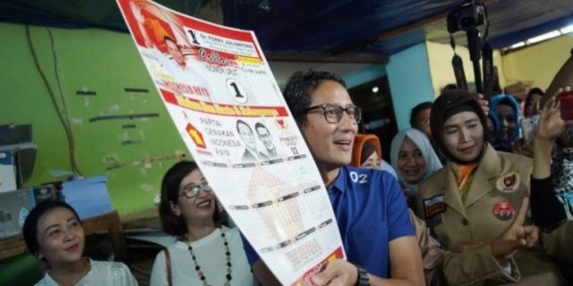 Komunitas Katolik Sragen Sumbang Uang dan Kalender untuk Sandiaga Uno
