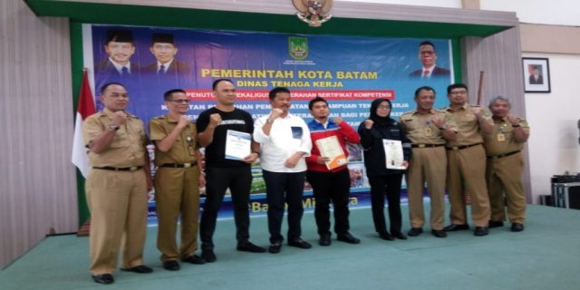Walikota Batam Serahkan Sertifikat Kompetensi Tenaga Kerja, H.M. Rudi: “Batam Milik Kita”