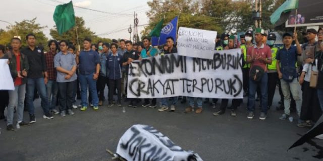 Mahasiswa Surakarta Tuntut Pemerintah Kurangi Impor