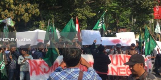 HMI Cabang Surabaya Bergerak, Kritik Ekonomi Dan Maraknya Tenaga Kerja Asing