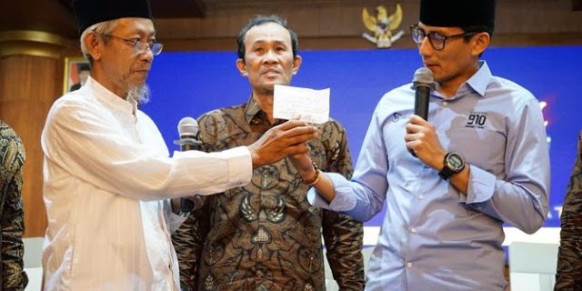 Luar Biasa, Emak-Emak Surabaya Beri Sumbangan Kampanye Ke Sandi