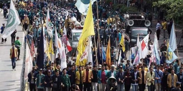Mahasiswa Kepung Istana Negara, Koordinator BEM Seluruh Indonesia Nyatakan JOKOWI-JK GAGAL!!