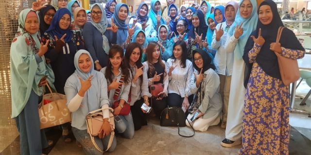 Gerakan Rabu Biru Emak-Emak Surabaya Merayakan Ulang Tahun Prabowo yang ke-67
