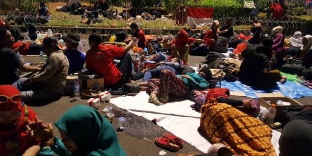 Honorer K2 Bertahan,Tidur di Depan Istana, Hari Ini Aksi Lagi
