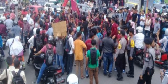 Aksi HMI Dan IMM Tolak Jokowi Di Lombok Ricuh