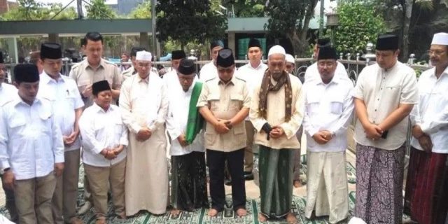 Ribuan Jamaah Masjid Ampel Antusias Sambut Prabowo