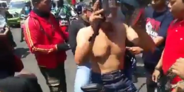 Keterlaluan! Pengendara Motor Berkaos #2019GantiPresiden Dilucuti Ditengah Jalan